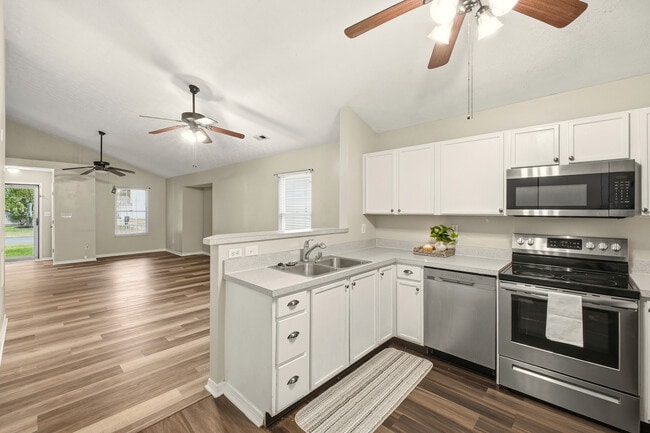 Building Photo - 6423 Hunters Creek Blvd