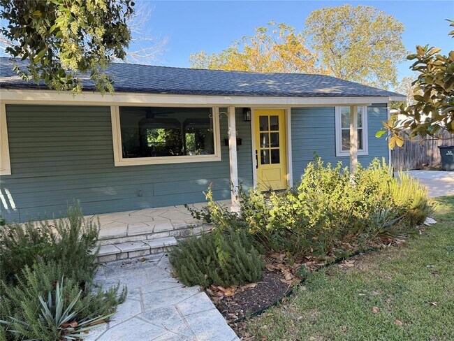 Building Photo - 505 E 4th St