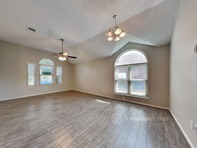 Foto del edificio - 6706 Flamewood Dr
