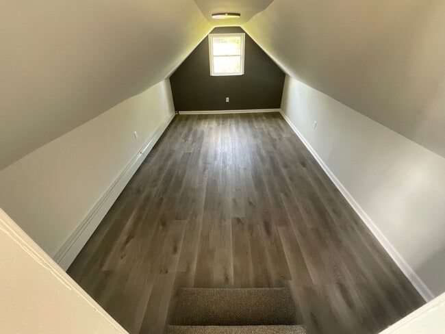 Building Photo - Newly Renovated 2 Bedroom Home
