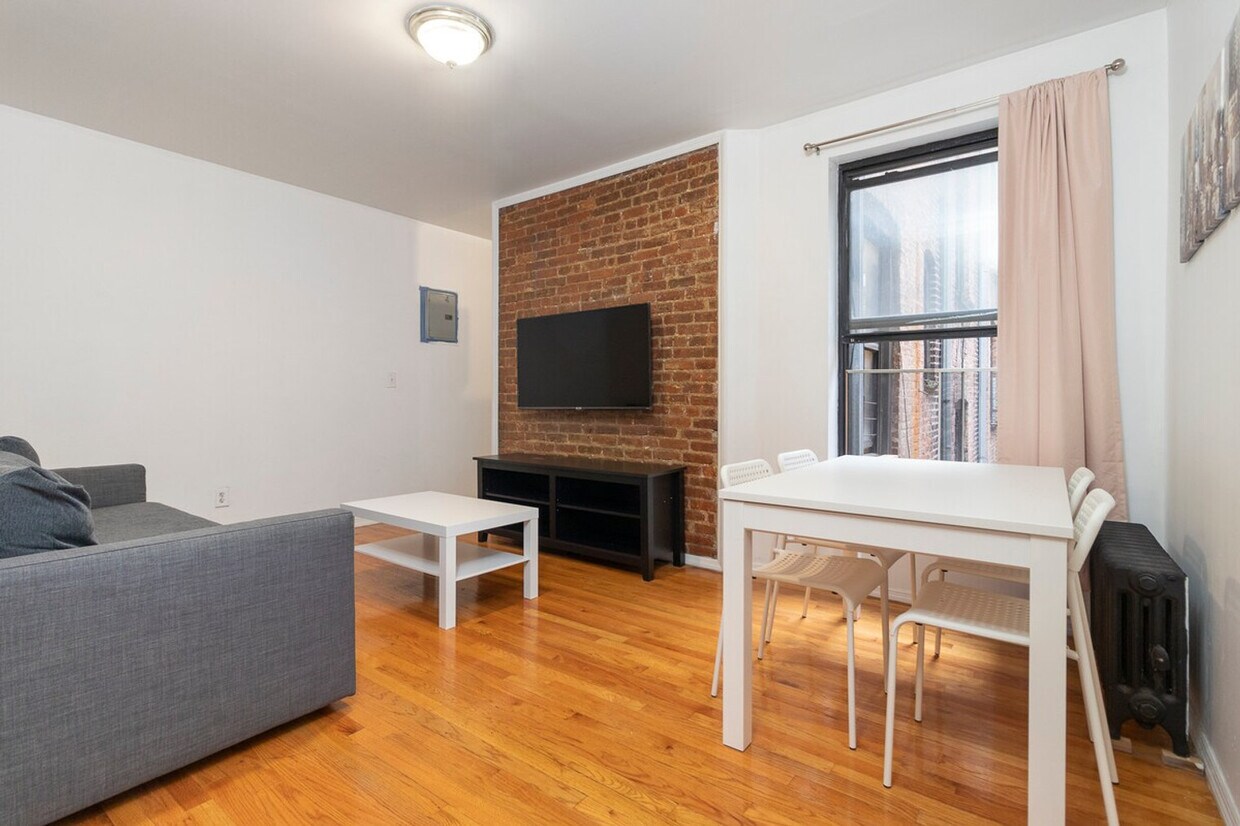 Foto principal - 309-311-311 E 95th St