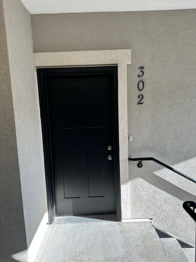 Building Photo - Bright and Modern 3 Bed Condo in Prime Location with Pool & Clubhouse!!