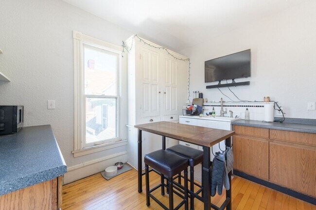 Foto del edificio - For Lease! Spacious 2 BD Home, Top 2 floor...