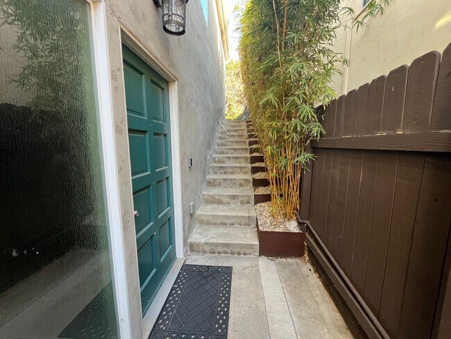 Foto del edificio - Remodeled, 2BD/2BA Duplex w/ Sunset Views: Fenced Yard, Garage, Steps to Beach & Downtown Encinitas