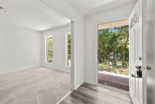 Building Photo - Rare Fully Renovated Center Point Home