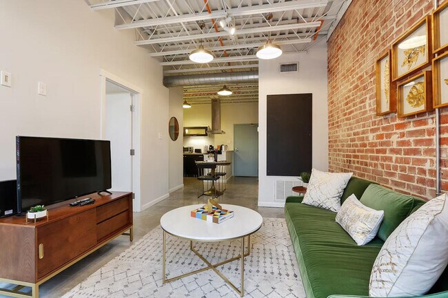 Building Photo - 928 Camp St