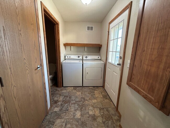 Foto del edificio - Cute 3 bedroom Duplex for Rent!