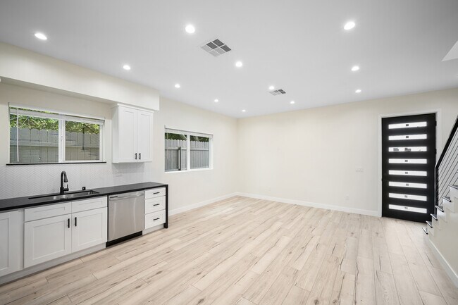 Foto del edificio - 15238 Leadwell St