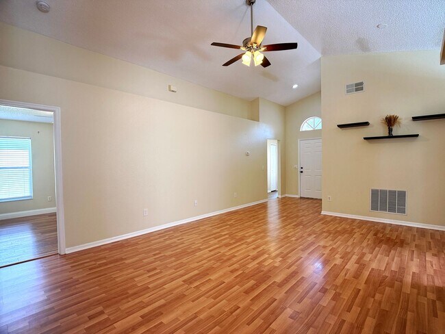 Foto del edificio - Lovely 4-Bed 2 Bath Pool Home in the Desirable Four Corners Area! Lawn Care & Pool Maintenance In...
