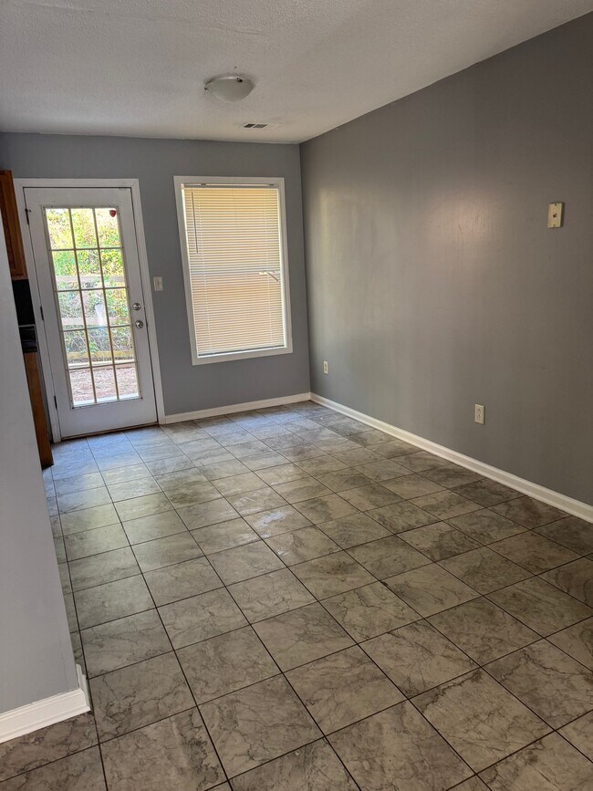 Foto del edificio - 7087 Ravenwood Ln
