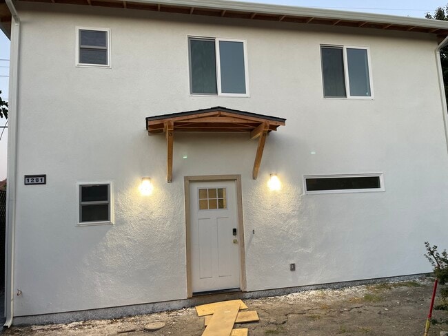 Building Photo - 1279 Las Palmas Dr