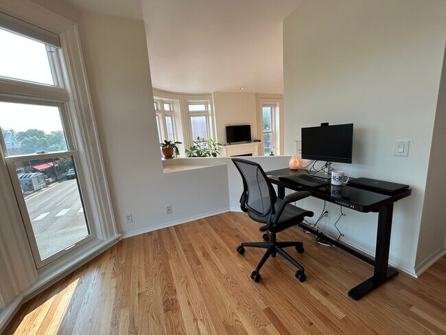 Working from home made better with fun views! - 165 Western Ave N