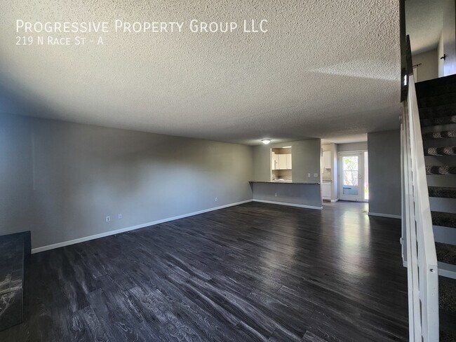 Building Photo - Great deal on this spacious 3 bedroom, 2.5...