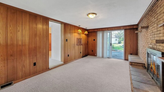 Building Photo - STUNNING 3 bedroom home with a BEAUTIFUL g...