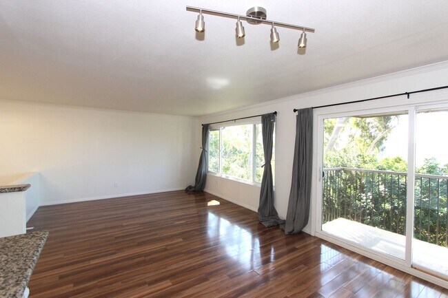 Building Photo - 3 bedroom 2 bath home available for move i...