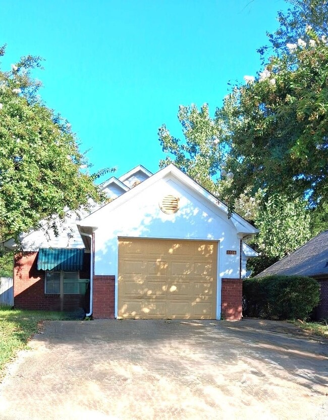 Building Photo - 2558 Arlington St