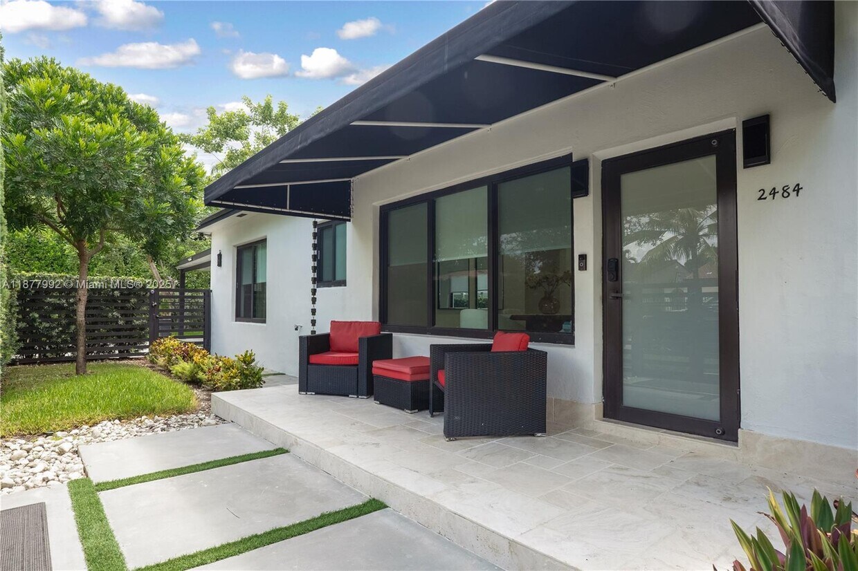 Foto principal - 2484 SW 25th St