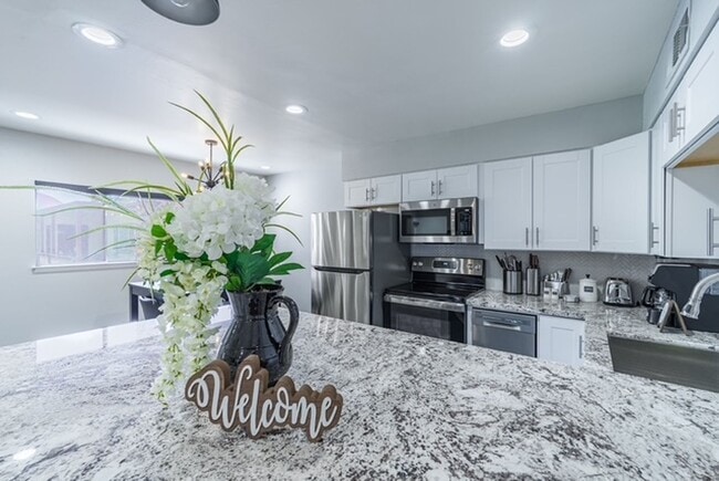 Foto del edificio - Move-In Ready, Fully Furnished Condo – Prime Strip Location