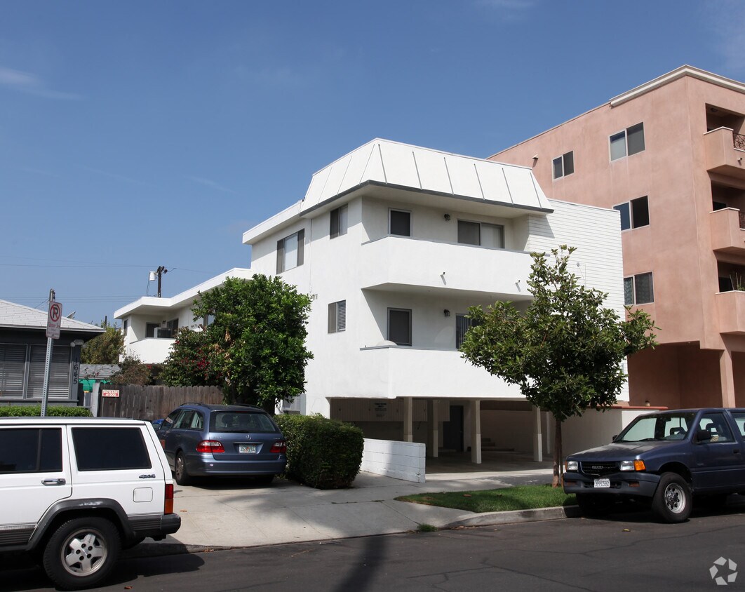 Building Photo - 1641 Armacost Ave
