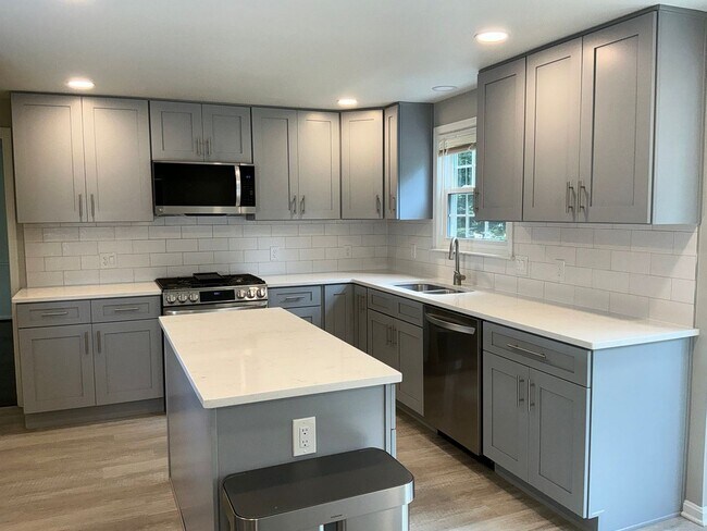 Foto del edificio - Beautiful 4BR 2.5BA corner lot Colonial wi...