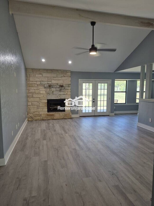 Foto del edificio - 3 bed / 2 baths w/ Modern finishes and large Shop