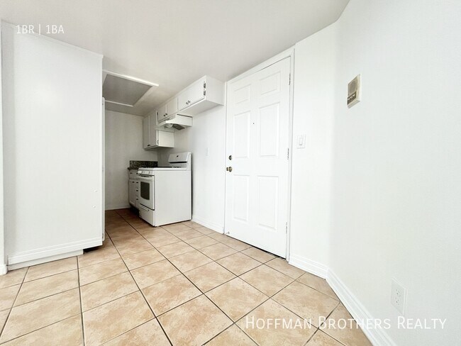 Foto del edificio - 5245 Riverton Ave