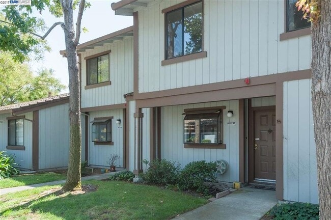 Building Photo - COMING SOON! | $3290 / 3 BR - GORGEOUS NEWARK TOWNHOME