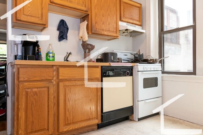 Building Photo - 9/1 Spacious 2BR w/heat inc, balcony on Br...