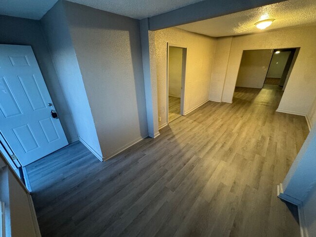 Building Photo - House 3 BR/2BA