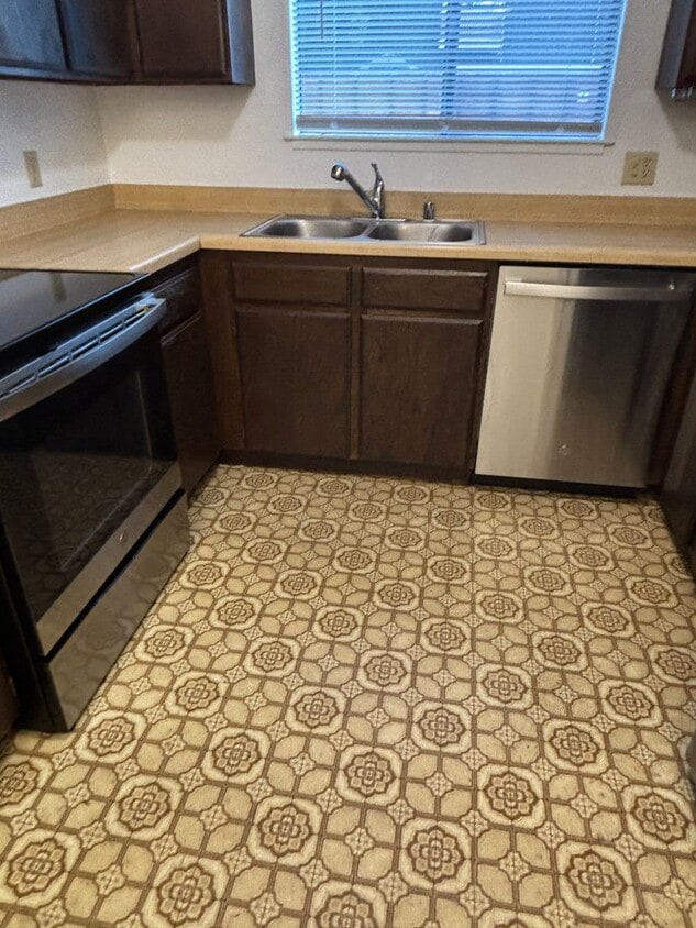 Primary Photo - Oak Grove Apartment Available October 1st