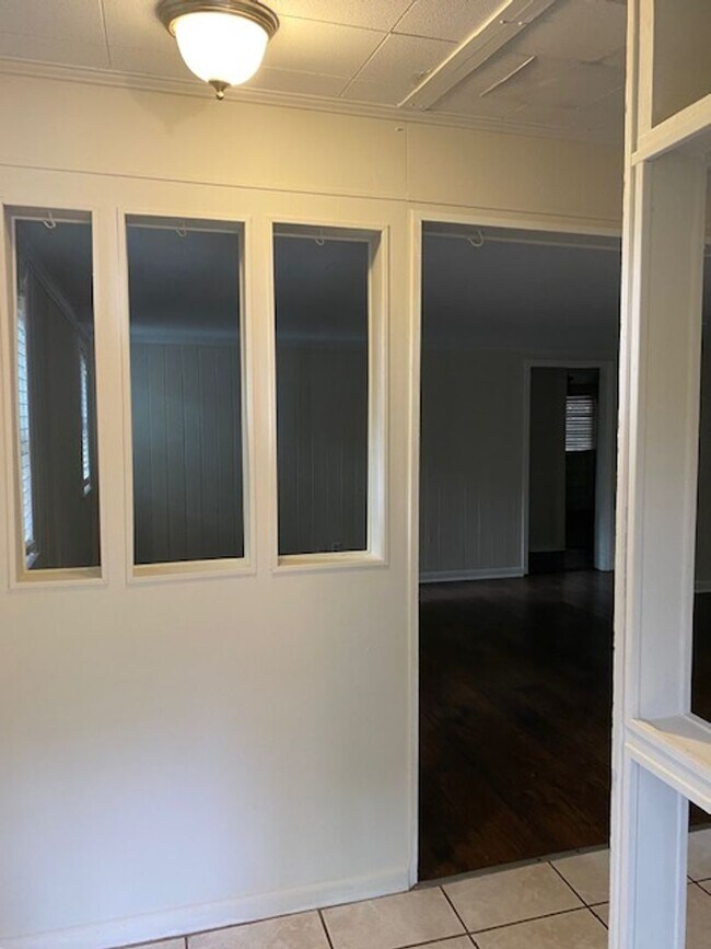 Building Photo - Great 3/2 home convenient to UF Campus - c...