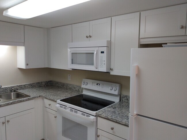 All new kitchen - 48 Club House Dr