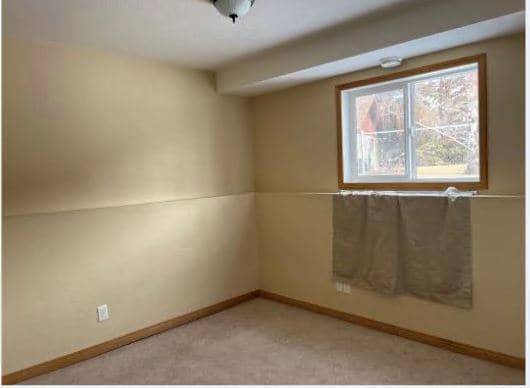 Building Photo - 2 Bed 1 Bath Lower unit - Closer to Downtown