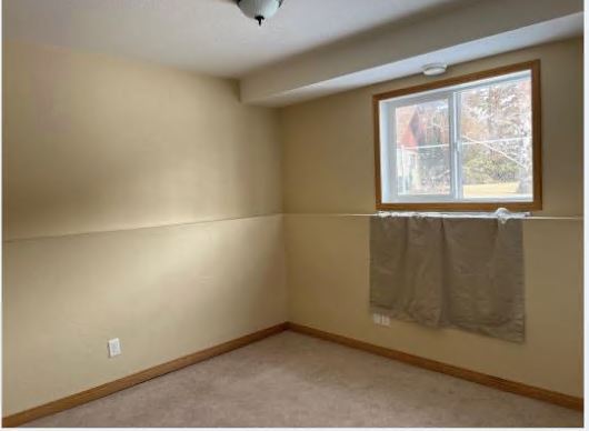 Photo du bâtiment - 2 Bed 1 Bath Lower unit - Closer to Downtown