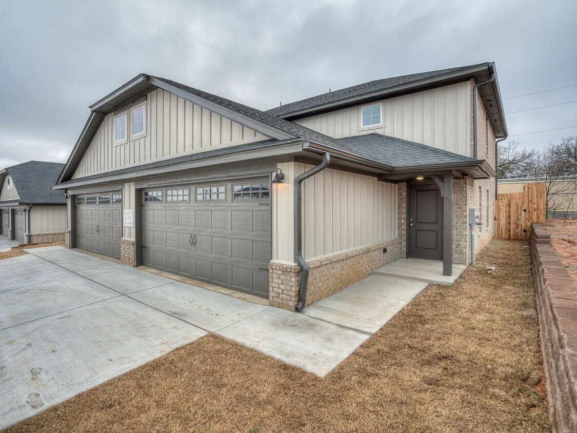 Primary Photo - Very Nice 4 Bedroom 2 Bath Duplex in Oakda...