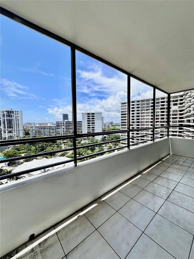Building Photo - 2500 Parkview Dr