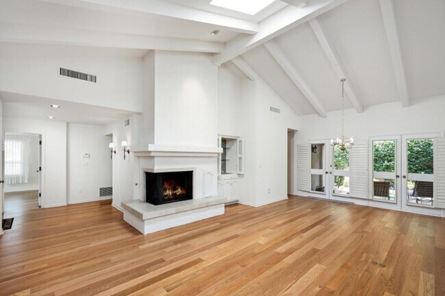 Building Photo - 8526 E Vista Del Lago