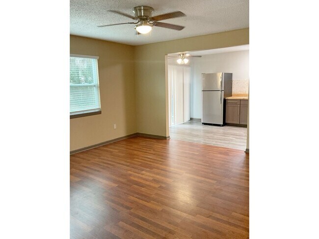 Foto del edificio - 2BD 1BTH Duplex w/Expansive yard and scree...
