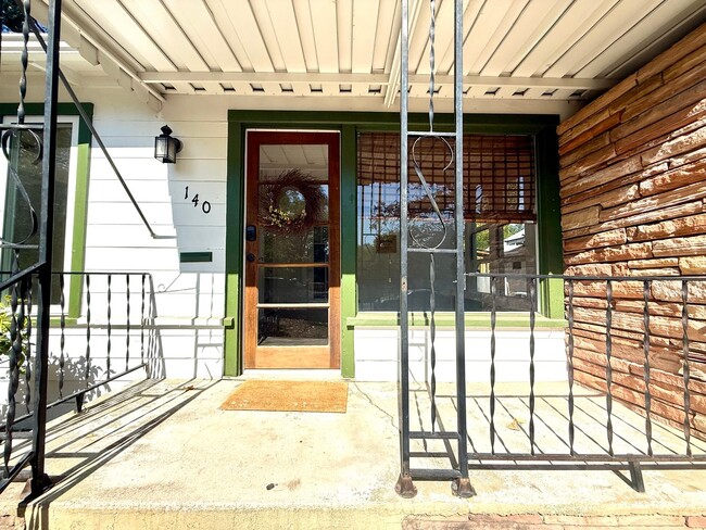 Building Photo - Charming home close to downtown!