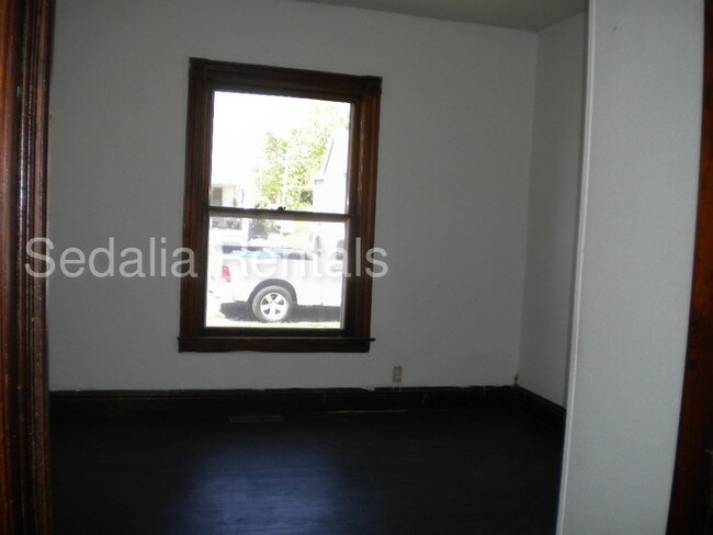 Building Photo - Pet friendly 3 bedroom