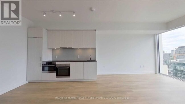 Building Photo - 158 Front St E