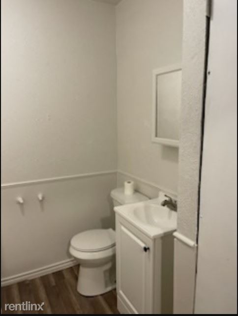 Building Photo - 2 br, 1 bath Duplex - 1312 Avenue C B