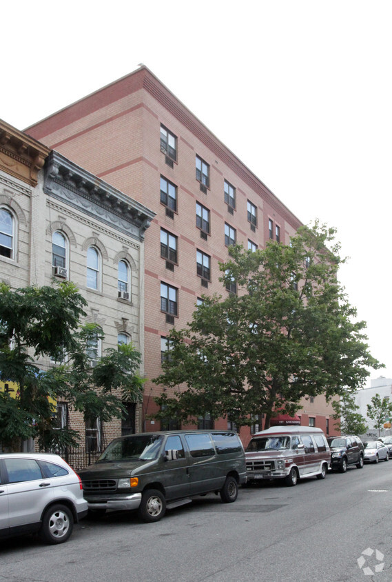 Building Photo - Knickerbocker Commons