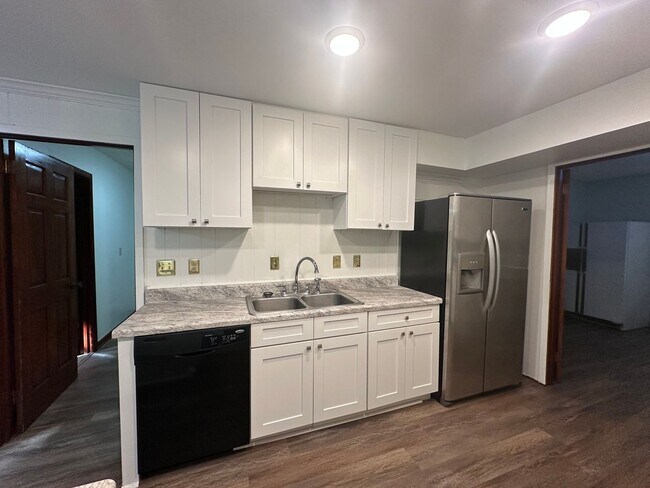 Foto del edificio - 6 BR 3 BA House in Colonial Hill Community