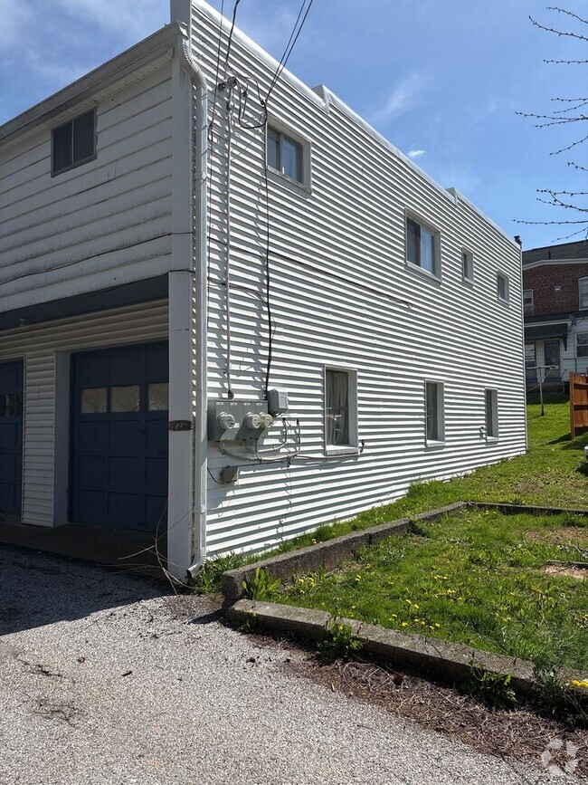 Building Photo - 126 S Walnut St