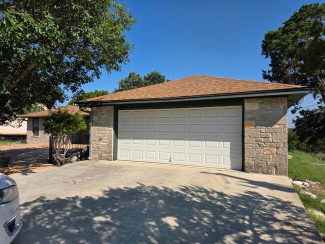Building Photo - FOR LEASE!!