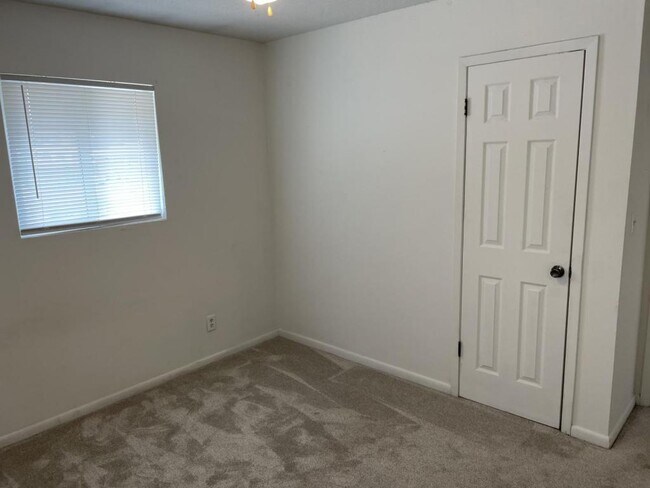 Foto del edificio - 105 NW College Ave