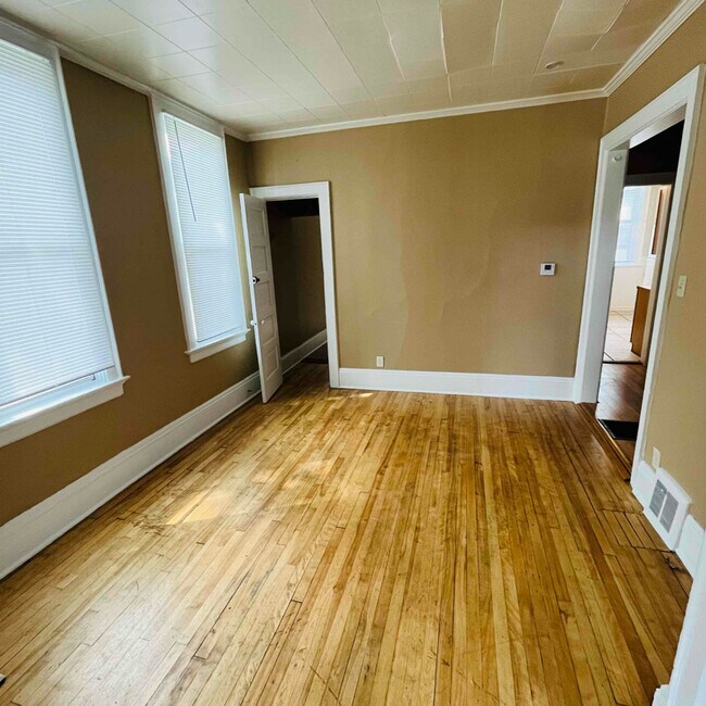 Foto del edificio - 2407 N Farwell Ave