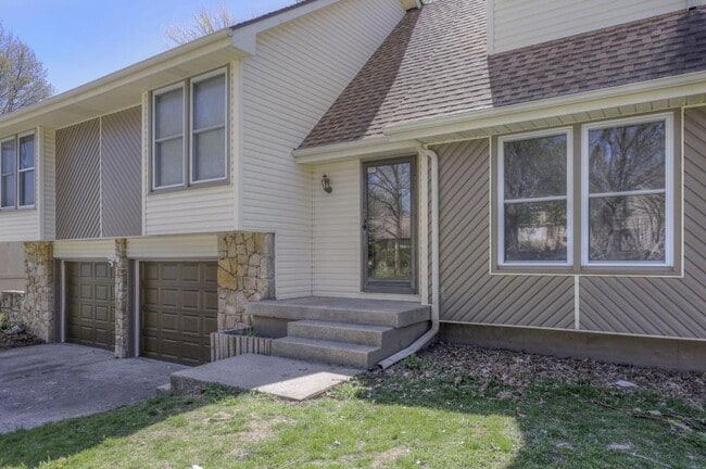 Building Photo - 1008 NW Roanoke Dr