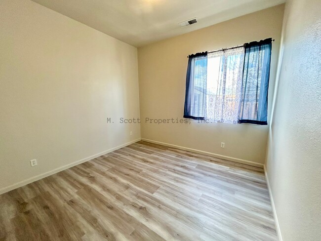 Building Photo - 221 Bobcat Dr